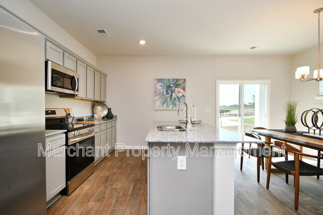 Building Photo - 27 English Ct