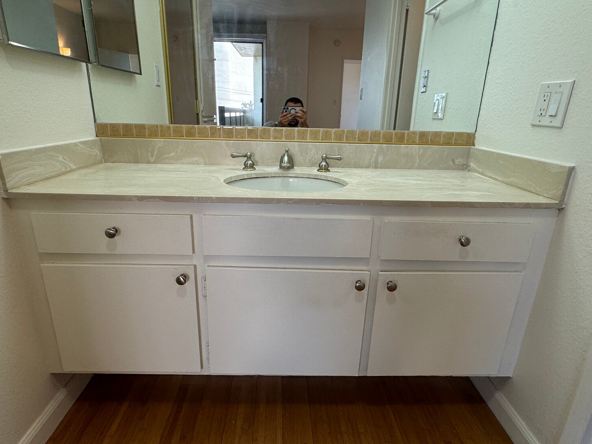 Vanity - 321 S San Vicente Blvd