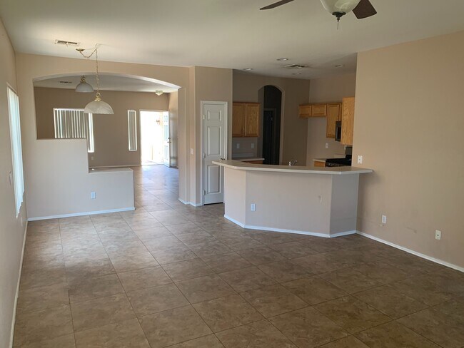 Building Photo - 4 Bed 2 Bath home!