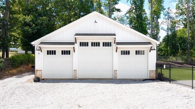 Building Photo - 604 Trinity Church Rd