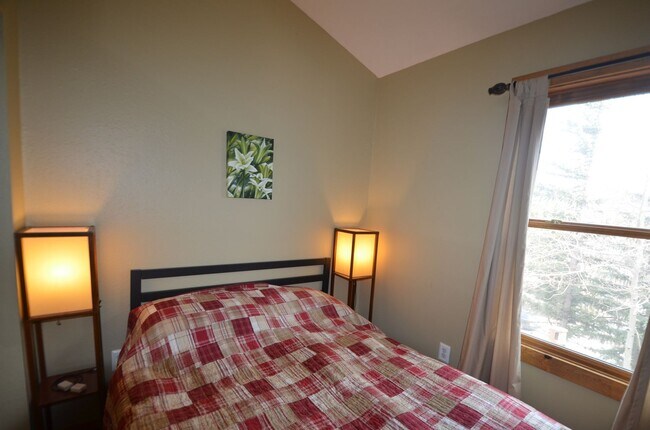 Building Photo - Pets Negotiable!  Walk to town, community hot tub! 2 month lease!