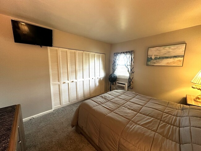 Building Photo - ANNUAL - Beachy 2 bed 1 bath condo near th...