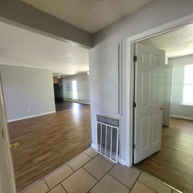 Building Photo - 710 Macey St