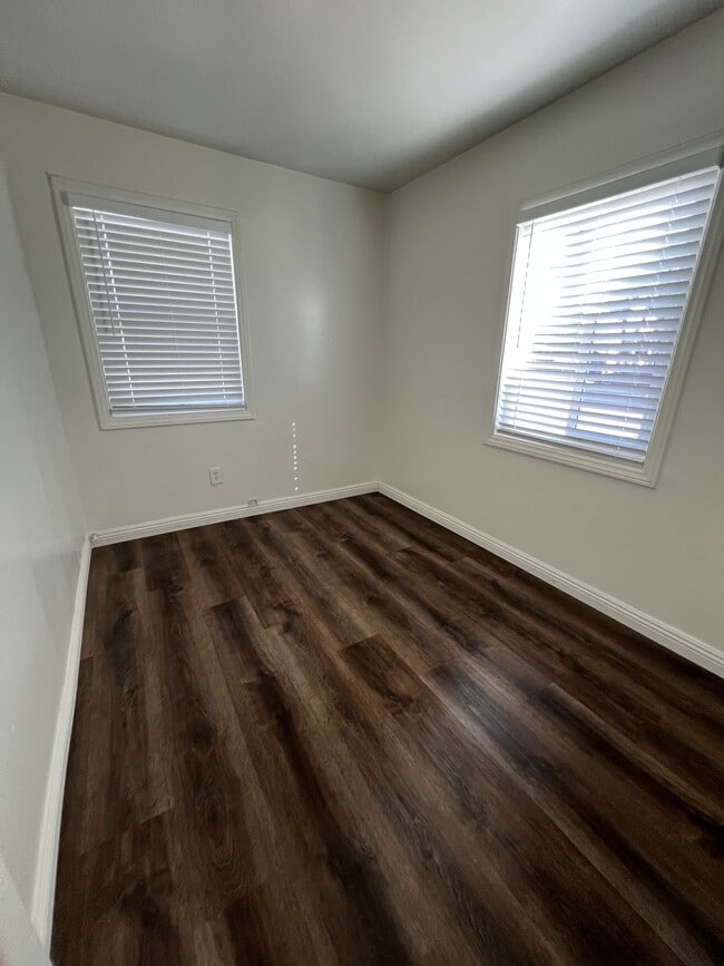 Building Photo - 554 S Willow Ave