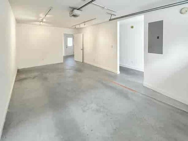 Building Photo - 322 Peters St SW