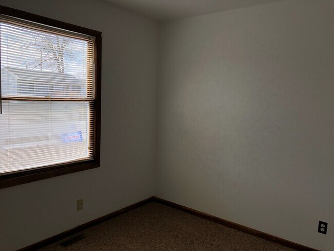 Building Photo - Spacious Rock Island Home with Yard and Garage!