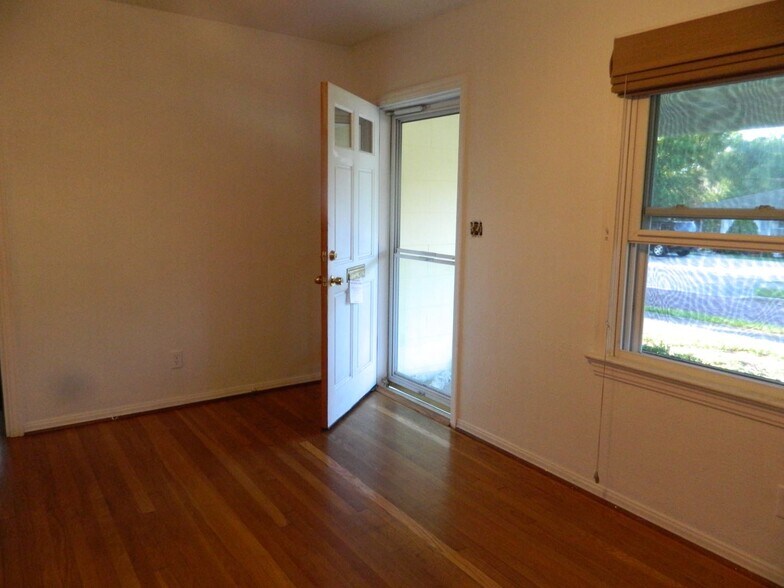 Living room - 1034 Monroe St