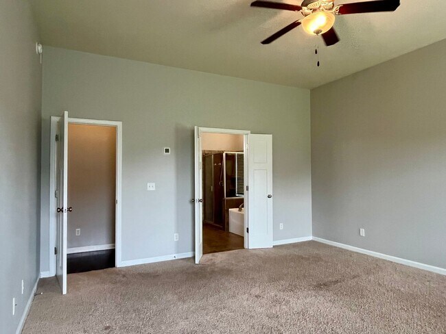 Building Photo - Deer Creek - 4BR/ 2 story/ 2500+SQFT