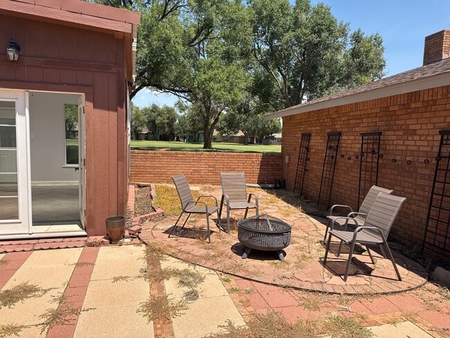 Building Photo - Two-story, four-bedroom, three-bathroom ho...
