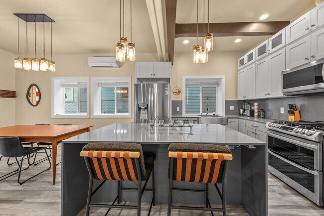 Building Photo - 917A 17th Ave