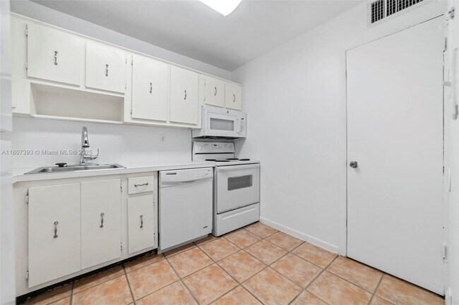 Building Photo - 2640 NE 135th St