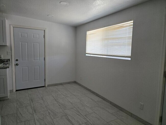 Building Photo - SPACIOUS 2BD/1BA  DUPLEX HOME AVAILABLE NOW!!