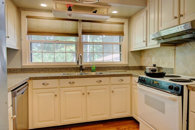 Building Photo - COMING SOON! Your Dream Home Awaits! Gorge...