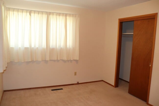 Building Photo - Single Level Living with attached garage