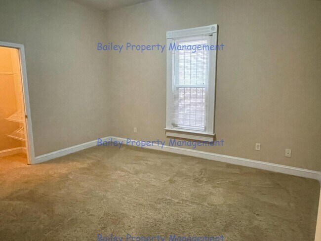Building Photo - 537 E Oak St
