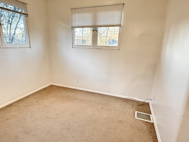 Building Photo - 925 Wilson Ave S