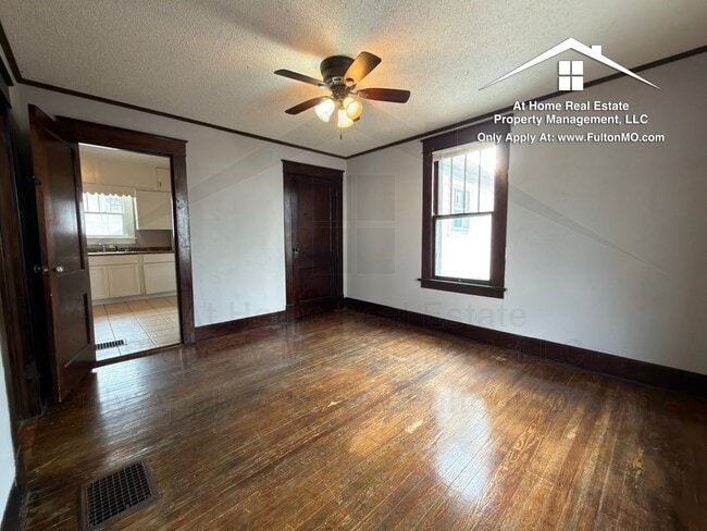 Building Photo - 302 W 6th St