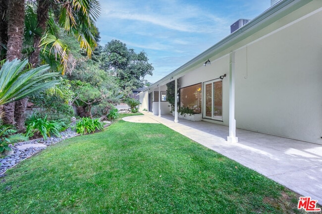 Building Photo - 1129 Roscomare Rd