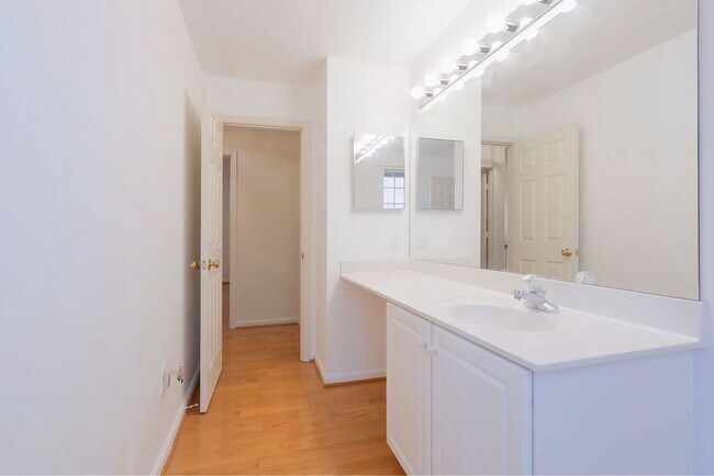Building Photo - Beautiful 4 BR/3.5 BA Single-Family Home i...