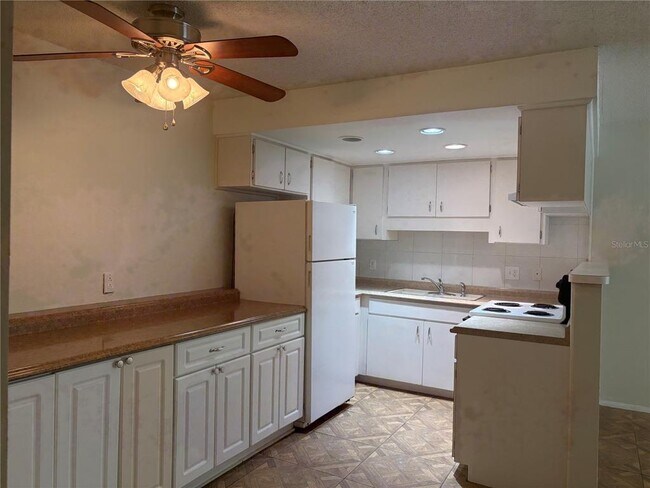 Building Photo - 6177 Chesham Dr