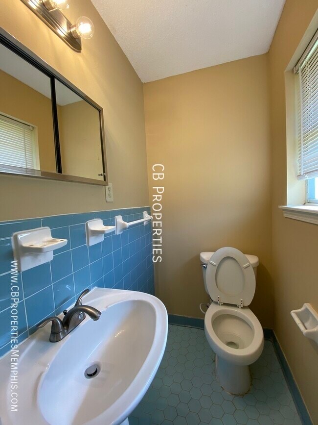 Building Photo - 3 Bed and 1.5 Bath Home