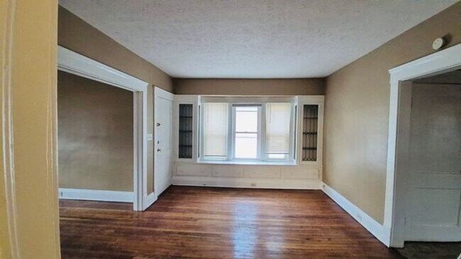 Building Photo - Charming 2 beds 1 baths in Newburg Heights!