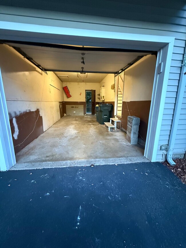 Building Photo - 1410 Whispering Springs Cir