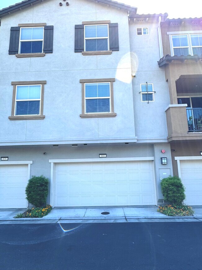 Building Photo - 660 Cedarville Ln