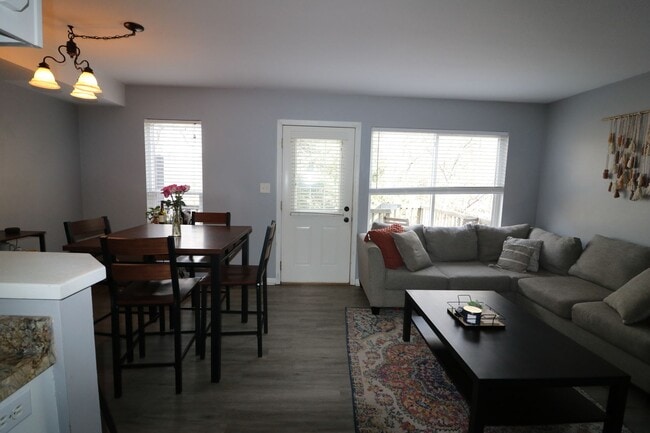 Building Photo - Awesome 4 bedroom duplex located in quite ...