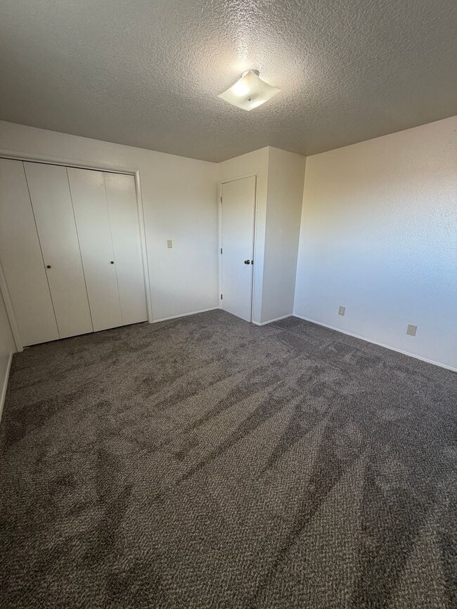 Building Photo - Newly remolded 3b/1b duplex