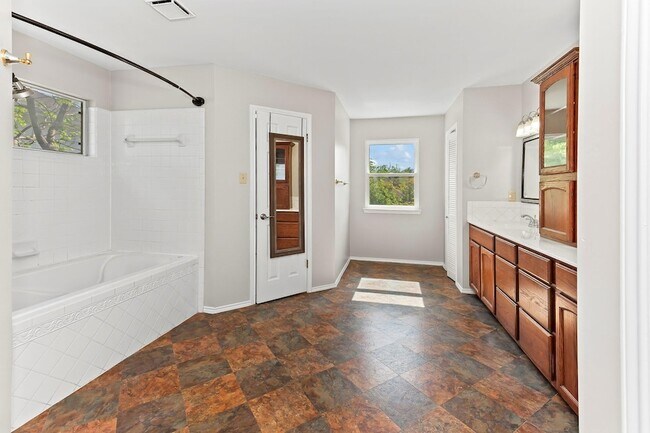 Building Photo - 1807 Iris Ln