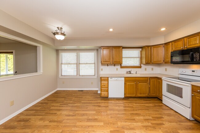 Building Photo - 5558 Parker Hill Ln