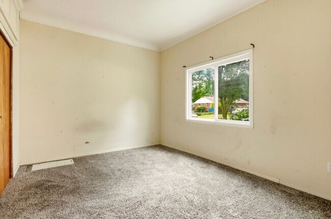 Building Photo - 123 Woodside Ln