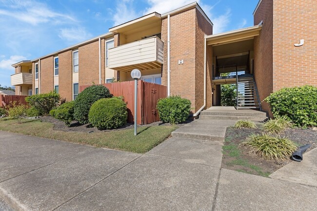 Building Photo - 515 Basswood Ave