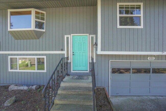 Building Photo - THREE BEDROOM NEAR LENA PARK