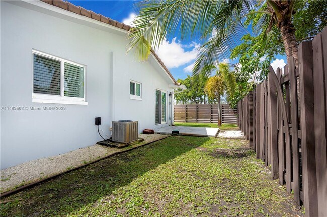 Building Photo - 3340 NE 13th Ave