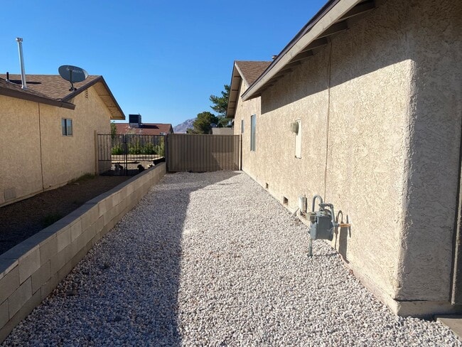 Building Photo - Henderson!!! 4 Bedrooms!! Single Story!! 2 car garage!! Big Back Yard!!! No HOA!! All Appliances!!