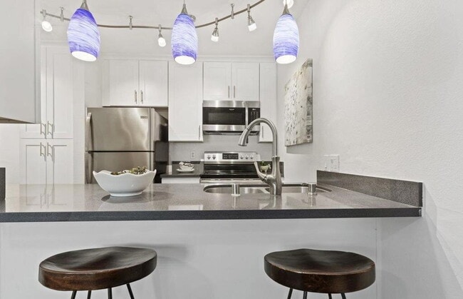 Building Photo - Beautifully Remodeled 1BD/1BA Condo – Pet ...