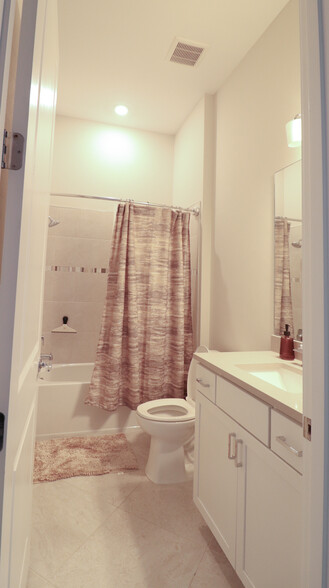 Guest Bathroom - 4319 Washington Pl