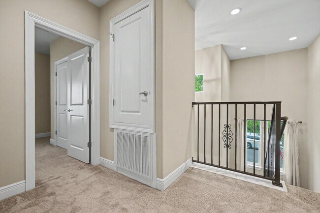 Building Photo - 490 Soundview Ct