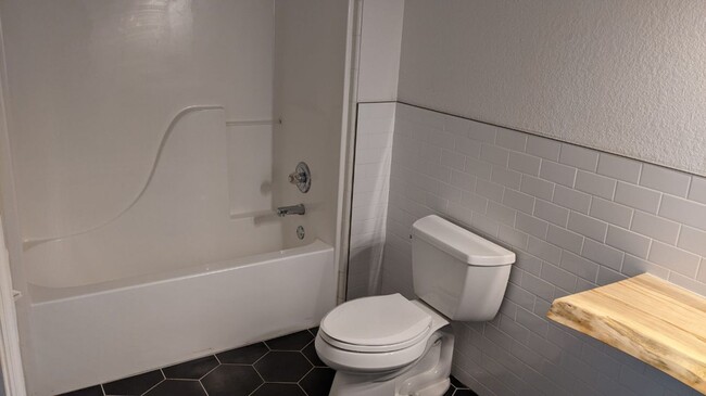 Building Photo - 1 Bedroom Apartment off Dayton Boulevard i...