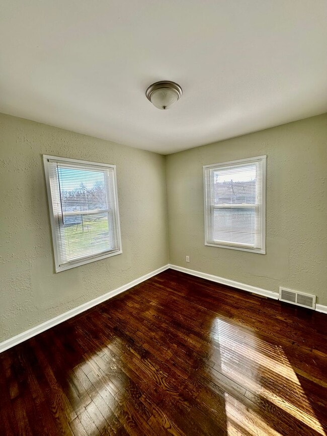 Building Photo - Cozy 2 Bedroom/1Bathroom Duplex For Rent ***Center School District***