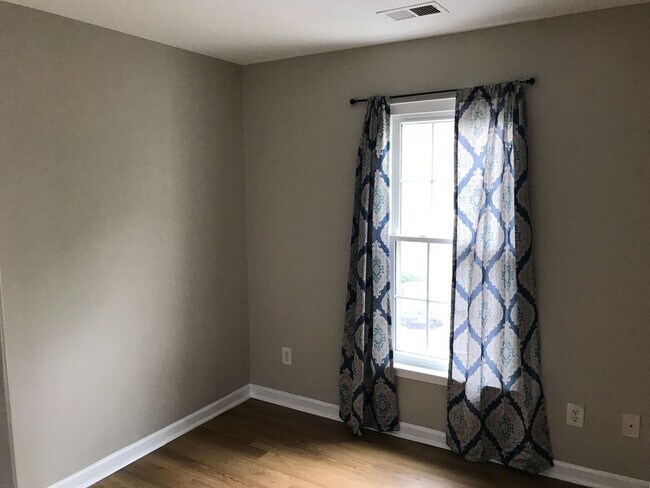 Building Photo - Great 3 Bedroom 2.5 Bath End Unit Townhome!