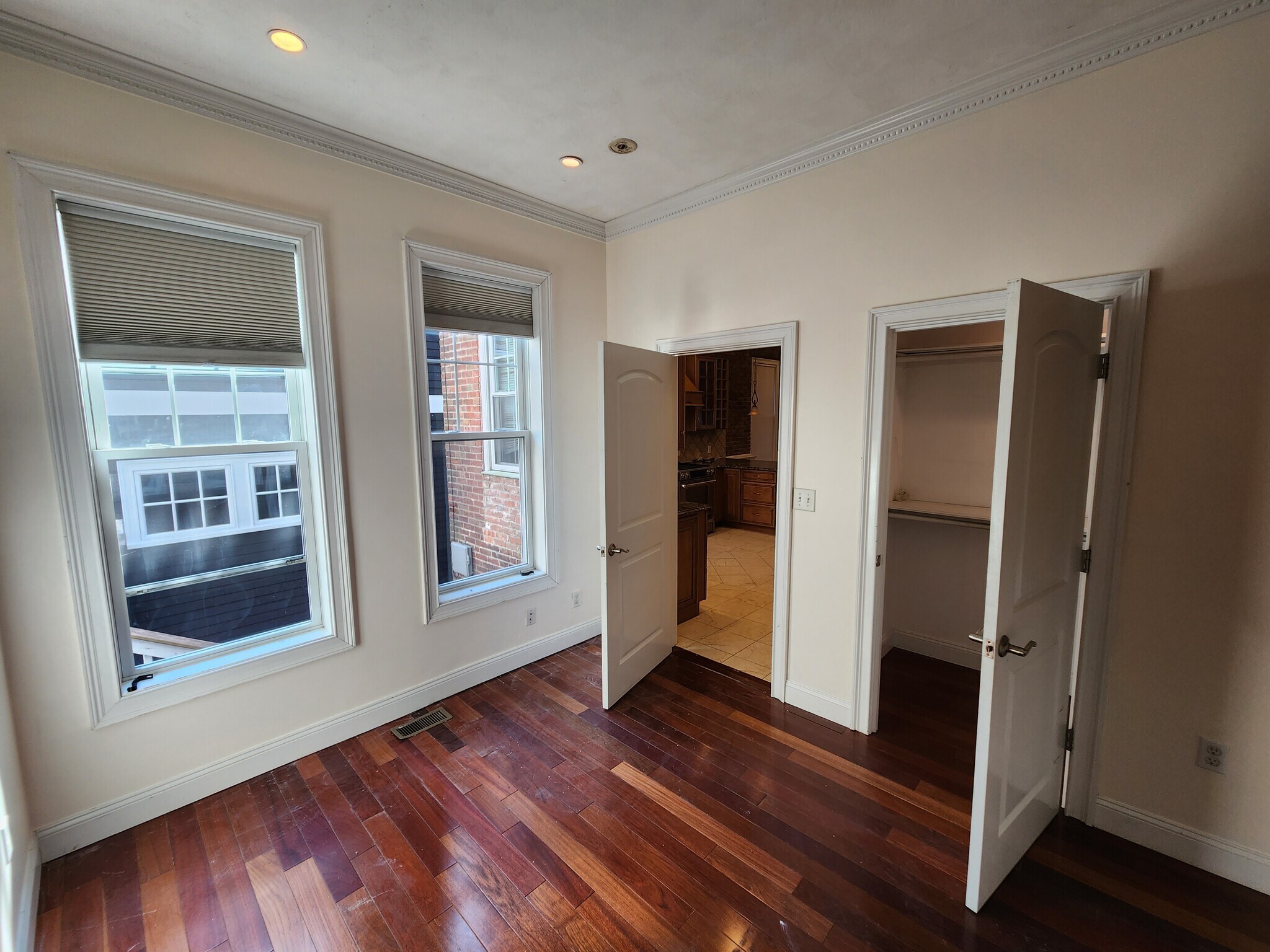 Building Photo - 566 E 5th St