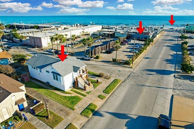 Building Photo - 3828 Seawall Blvd