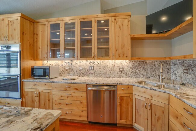 Building Photo - BEAUIFUL RAMBLER IN SOUTHVIEW HEIGHTS