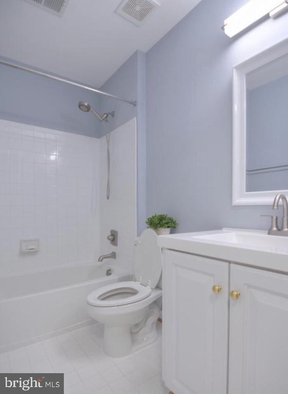 Building Photo - 422 Sheila St