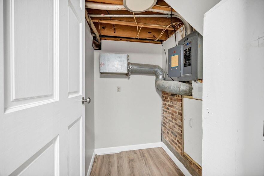 Building Photo - 842 Delverton Rd