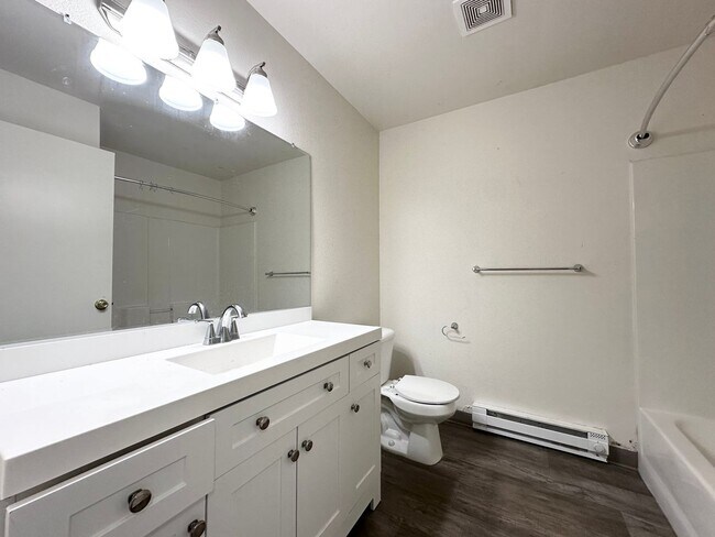 Building Photo - 2 Bedroom 1 Bath with utilities included!