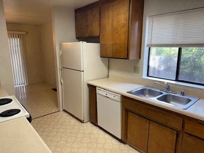 Building Photo - 2 Bedroom Home